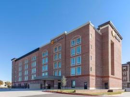 La Quinta Inn & Suites by Wyndham Dallas - Frisco Stadium，位于弗赖拉辛的酒店