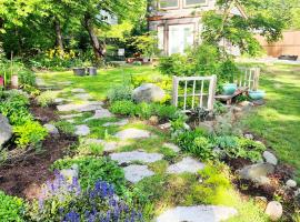 Tiny House with Hot Tub, close to golf and skiing!!，位于Oyster Bay的酒店