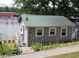 Lakefront Cottage on Beautiful Lake Winnipesaukee，位于拉科尼亚的酒店