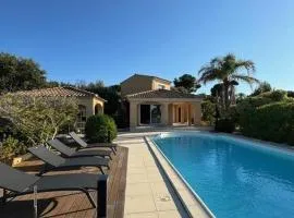 Villa méditerranéenne avec piscine privée, vue mer et proche des plages - FR-1-719-44