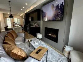 Private Hot Tub Ski In Ski Out Sleeps 9