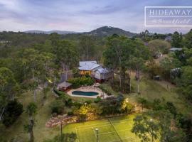 Hideaway at Brookfield Acreage Tennis Court Pool，位于Brookfield的酒店