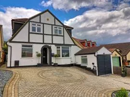 LMV Property - Modern Luxury Family Home in Theydon Bois With London Skyline Views