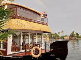 Grand villa Luxuary Houseboat，位于库玛拉孔的酒店