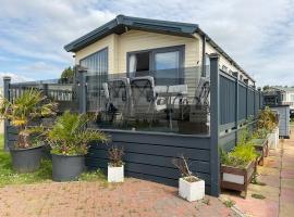 2 bedroom Mini Lodge Caravan at Coopers Beach Holiday Park，位于East Mersea的酒店