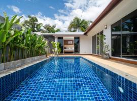 Bangtao Beach Villa with a Long pool 12 meters，位于普吉镇的酒店