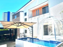 バブルハウス付きの室外温泉!白良浜徒歩10分!プール付き!BBQ雨でも可能!貸切!浅築5LDk，位于白滨的酒店