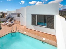 Bungalow María de Timanfaya - Sea and Mountains Views, Pool, WiFi, 15 minutes walk to Marina Rubicón，位于普拉亚布兰卡的酒店