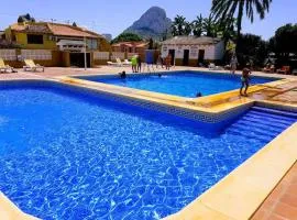 Bungalow in Calpe - swimming pool and tennis court，位于卡尔佩的简易别墅