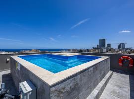 1 Bedroom Penthouse Retreat for Couples & Families with Large Rooftop Terrace and Pool，位于彭布罗克的酒店