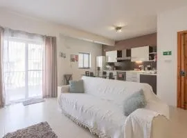 Smart Cosy Apartment - 10 mins walk from the beach