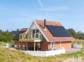 4 Bedroom Stunning Home In Fanø，位于凡岛的带按摩浴缸的酒店