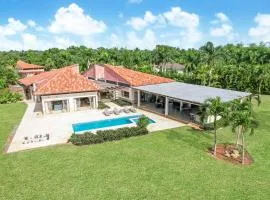 Stunning Villa with Private Pool and Jacuzzi in Casa de Campo