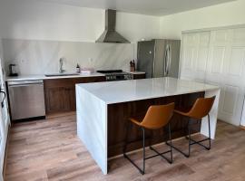 Private Cottage - Panoramic River Views, Near Casino and Downtown，位于邦纳斯费里的酒店