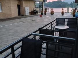 Prenoćište SILVER LUX Srebrno Jezero，位于大格拉迪什泰的酒店