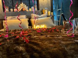 Le chalet romantique, SPA, &Eacute;cran cin&eacute;ma, Lit king size, day use, 10 min centre，位于亚眠的木屋