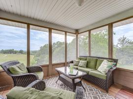 18 Mi to Table Rock Lake Pet-Friendly Ozark Home!，位于Omaha的酒店
