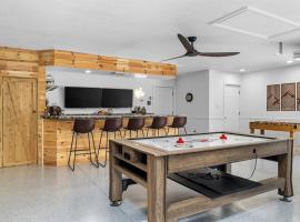 Welcome to Lakeside Lodge - Game Cave, Golf Greens，位于Gladwin的酒店
