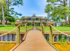 Waterfront Florida Vacation Rental with Boat Dock，位于米尔顿的酒店