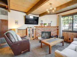 Near Lakes and Skiing Cozy Sugarloaf Cabin with Yard，位于舒格洛夫的酒店