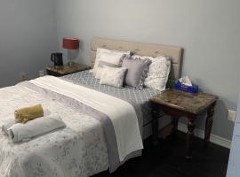 Masterbedroom with Private washroom，位于米西索加的酒店