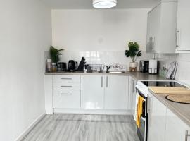 Cozy Family House 10 min from Manchester Airport，位于汉德福斯的酒店