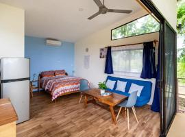 SkyCloud Bungalows amazing mountain and ocean views，位于塔马林多的酒店