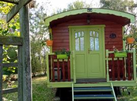 Roulotte bucolique en bois avec terrasse, Vallée de la Sarthe - FR-1-410-188，位于Chantenay-Villedieu的酒店