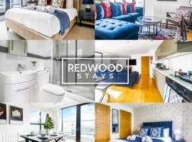 PENTHOUSE SERVICED APARTMENT IN CAMBERLEY TOWN CENTRE, WITH FREE PARKING, FREE WiFi, LIFT AND BALCONY ACCESS, PERFECT FOR BUSINESS STAYS, FAMILIES, RELOCATIONS, EXTENDED STAYS, AND EMERGENCY ACCOMMODATION by REDWOOD STAYS
