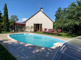 Gîte 3 étoiles les Gourlines avec balneo, véranda, piscine et garage，位于阿维尔梅斯的酒店