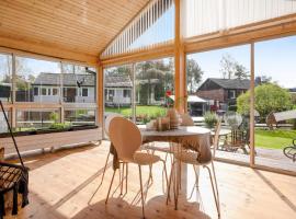 Modernt hus nära natur & stad，位于Viskafors的酒店