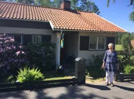 Rymligt boende i en fantastisk villa! Bo helt PRIVAT som enda gäster och boende! Nära NATUREN, lokala bekvämligheter och lätt att resa till med bil, buss eller tåg! Varifrån ni kan utforska södra Sveriges skatter, eller bara koppla av!