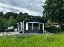 Luxe chalet met uniek vrij uitzicht op rustig park in Papenvoort DRENTHE，位于Papenvoort的木屋