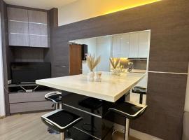 Luxury Suites 118 Island Plaza，位于丹绒道光的带按摩浴缸的酒店