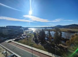 Lakeside apartment, walking distance to foreshore