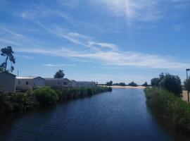 Mobil Home bord d'eau Camping 4 étoiles Les Viviers，位于雷日卡普费雷的酒店