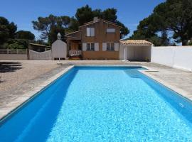 Grande chambre d'hôte dans maison provençale avec piscine，位于卡瓦永的酒店