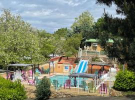 Domaine Camping les Roches，位于Le Crestet的酒店