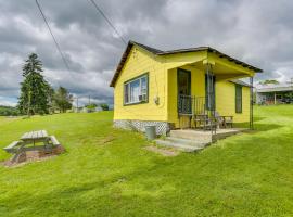 Historic Honesdale Cabin on Farm and Animal Rescue!，位于Honesdale的酒店