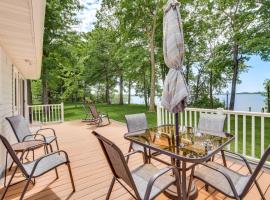 Spacious Detroit Lakes Home with Private Deck!，位于底特律莱克斯的酒店