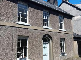 2 bed period cottage sleeps 4 in central Crickhowell，位于克里克豪厄尔的酒店