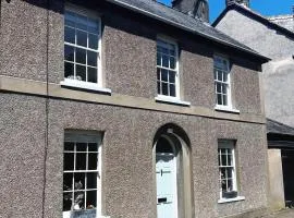 2 bed period cottage sleeps 4 in central Crickhowell