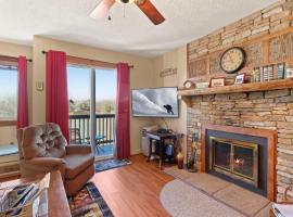 301 Pinnacle Inn Rd 1214 by Carolina Stays，位于榉木山的酒店