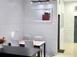 CozyRizqy Homestay at Kebun Baru - 3R2B，位于Jenjarum的酒店