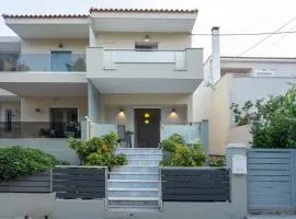 Comfortable 3-Bedroom Maisonette Near the Sea