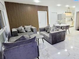 Beautiful Apartment in Ramat Gan Deluxe Suite Next to SHEBA Hospital，位于拉马特甘的酒店