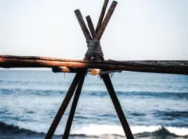 RUSTICO LOUNGE-Tipi With AC in front of the beach