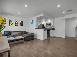 Stylish One-Bedroom Retreat with Central AC & Free Parking in the Heart of Hollywood