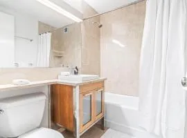 Lux bright room with shared bath Apt