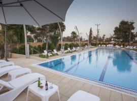 Desert Iris Hotel，位于耶鲁姆的带泳池的酒店